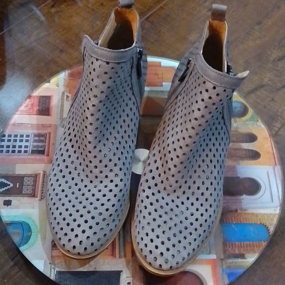 F2 Lucky Brand 7 perforated ankle boots - Picture 1 of 8